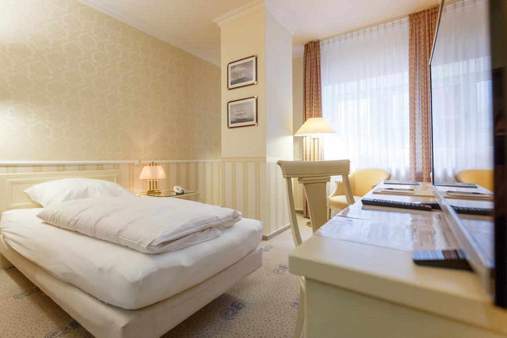 Hotel Erbprinz & Restaurant "Prinzenstube" Ludwigslust Ngoại thất bức ảnh